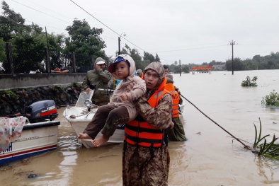 Rơi nước mắt những câu chuyện về tình người trong những ngày mưa lũ này
